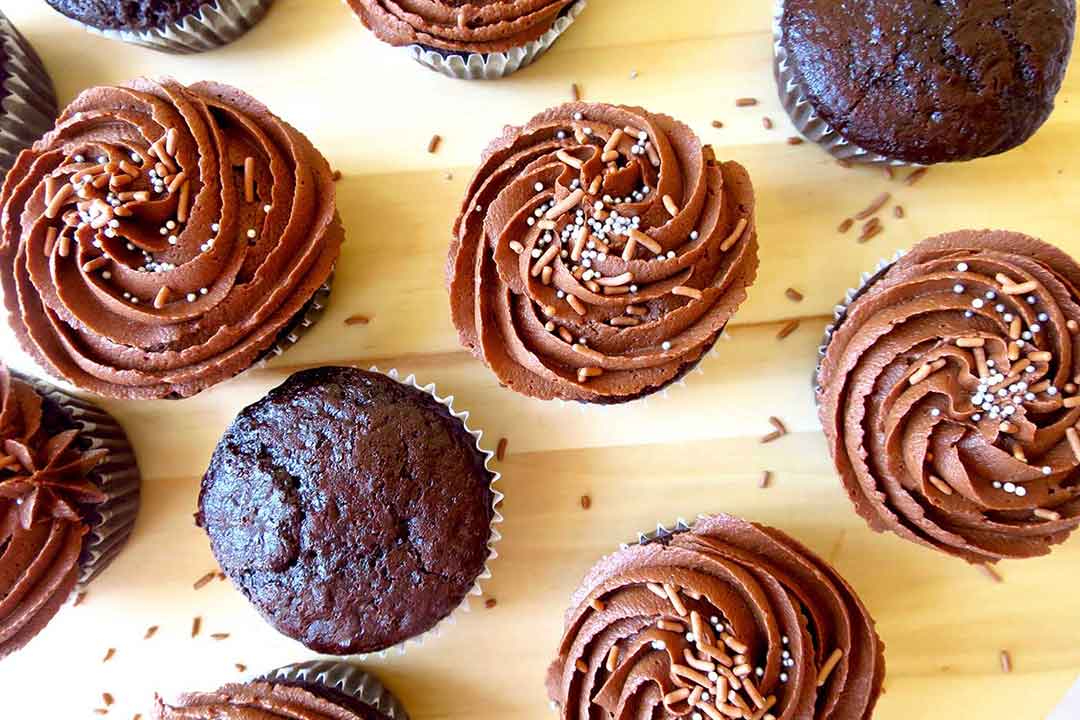EASY DECADENT CHOCOLATE CUPCAKES - What Sarah Bakes