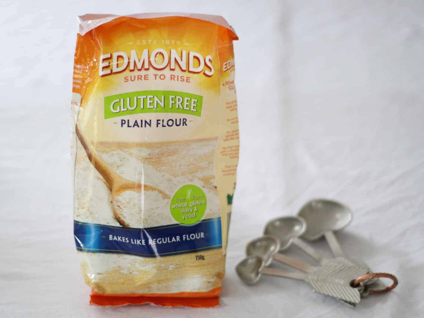 Edmonds gluten free flour packet with measuring spoons next to it