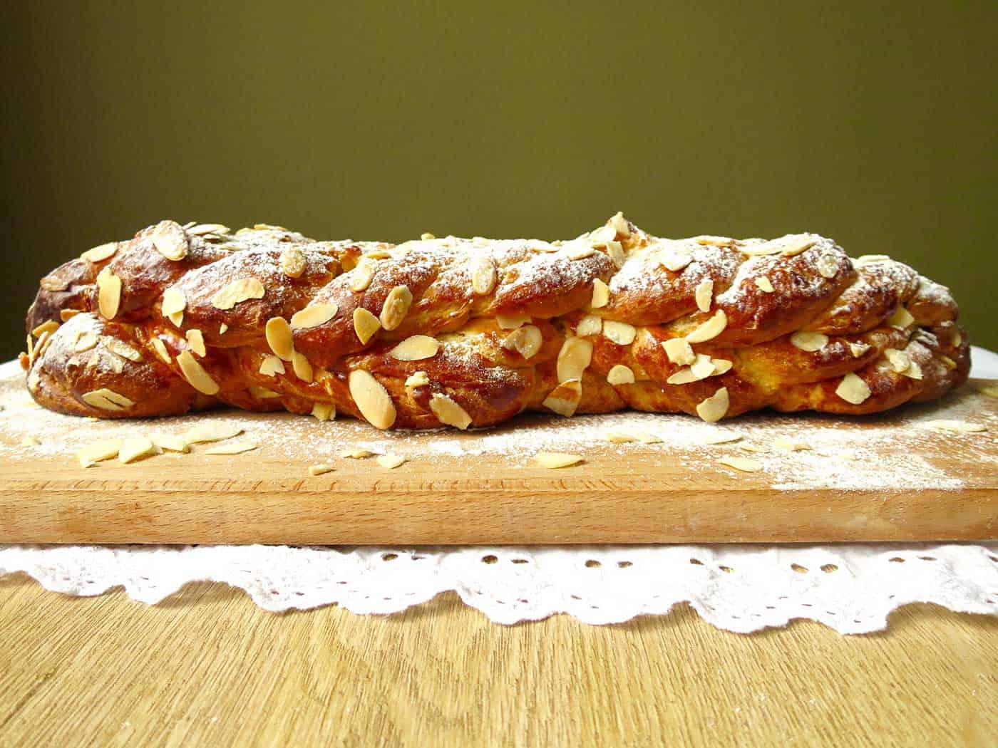 Side view of vanocka bread.