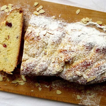 A serving board with a fresh loaf of Czech Christmas Bread (Vanocka).