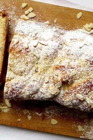 A serving board with a fresh loaf of Czech Christmas Bread (Vanocka).