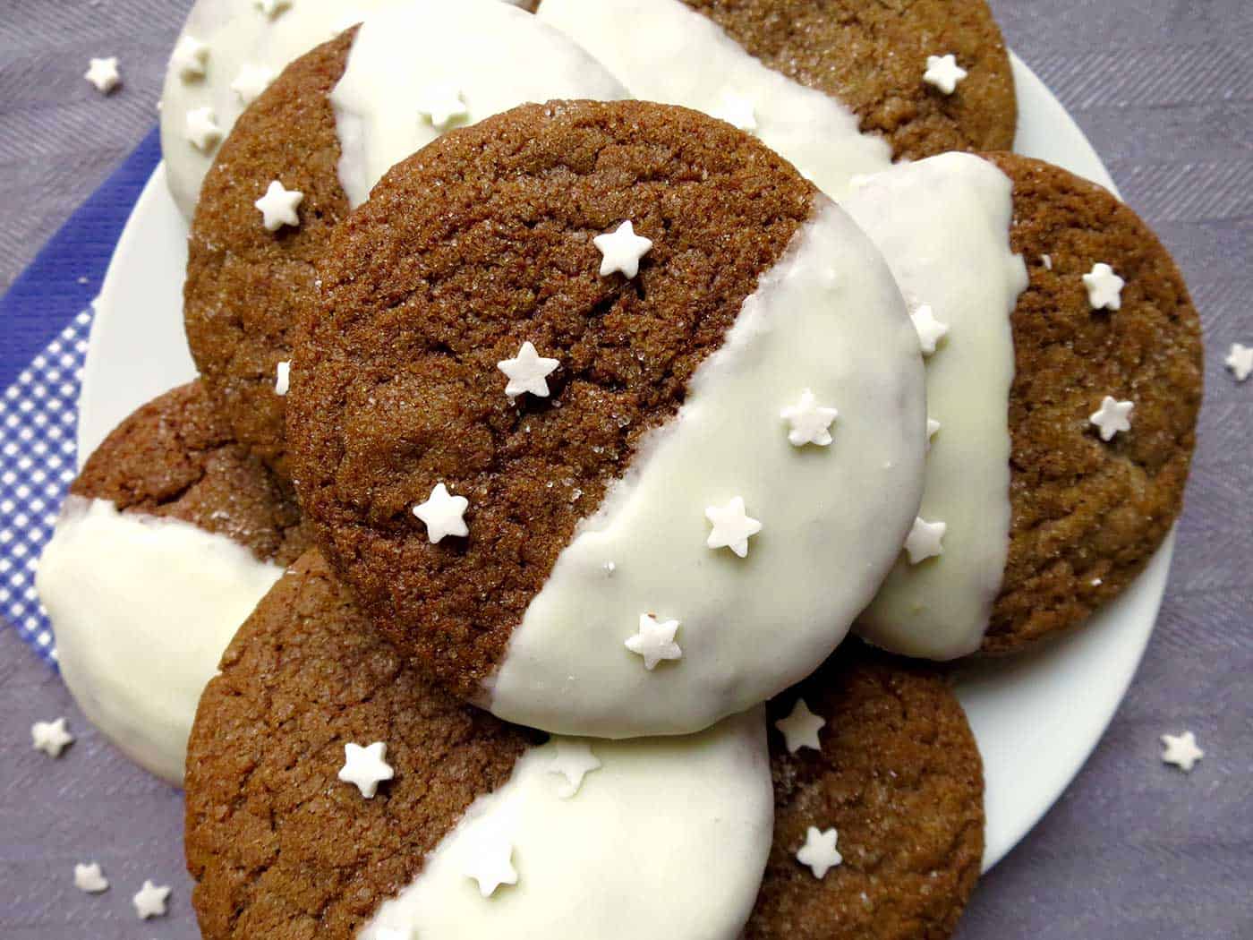 A plate of addictive ginger cookies, fully decorated.