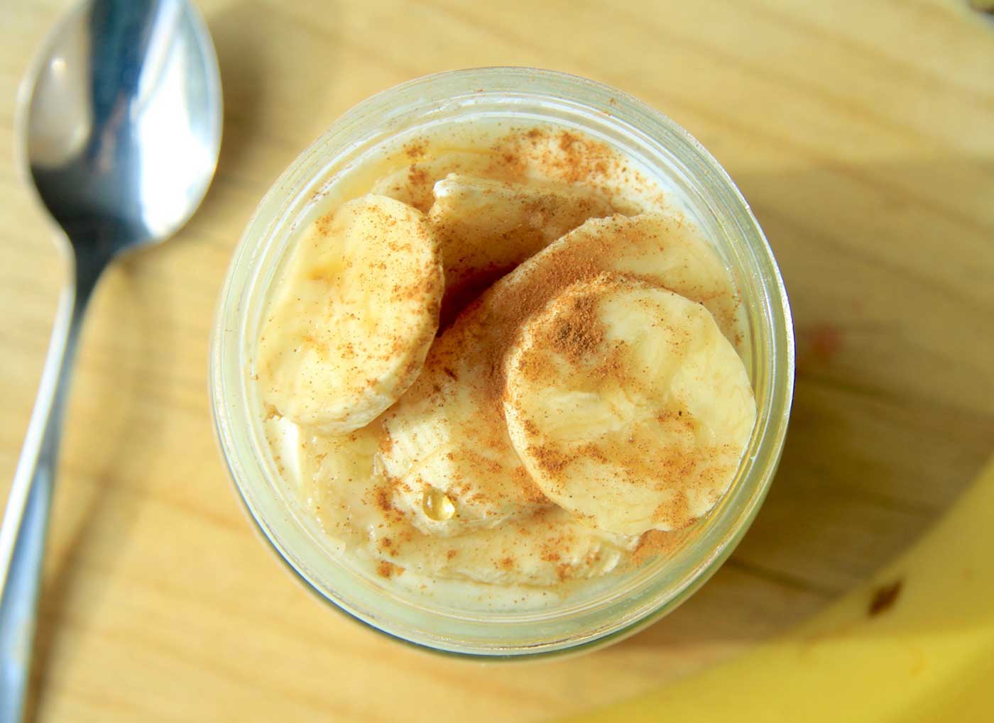 A top view of the banana bread oats with fresh banana slices on top.