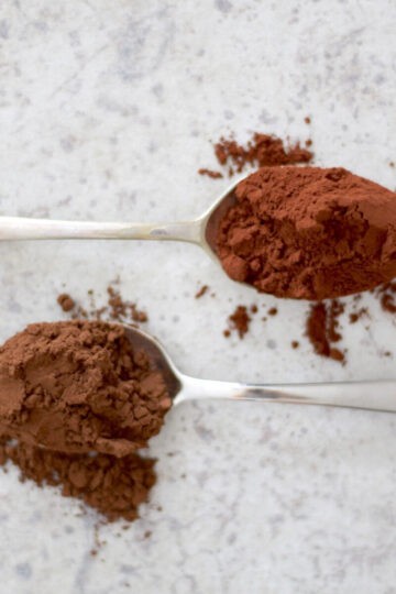 Natural and Dutch cocoa powder on spoons side by side